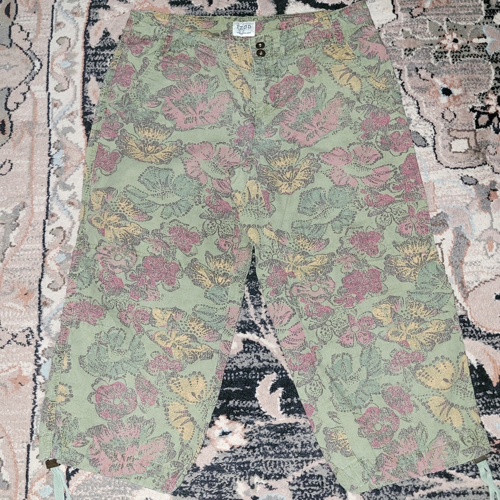 Women's 6 "Izod" Green and Pink Floral Capris